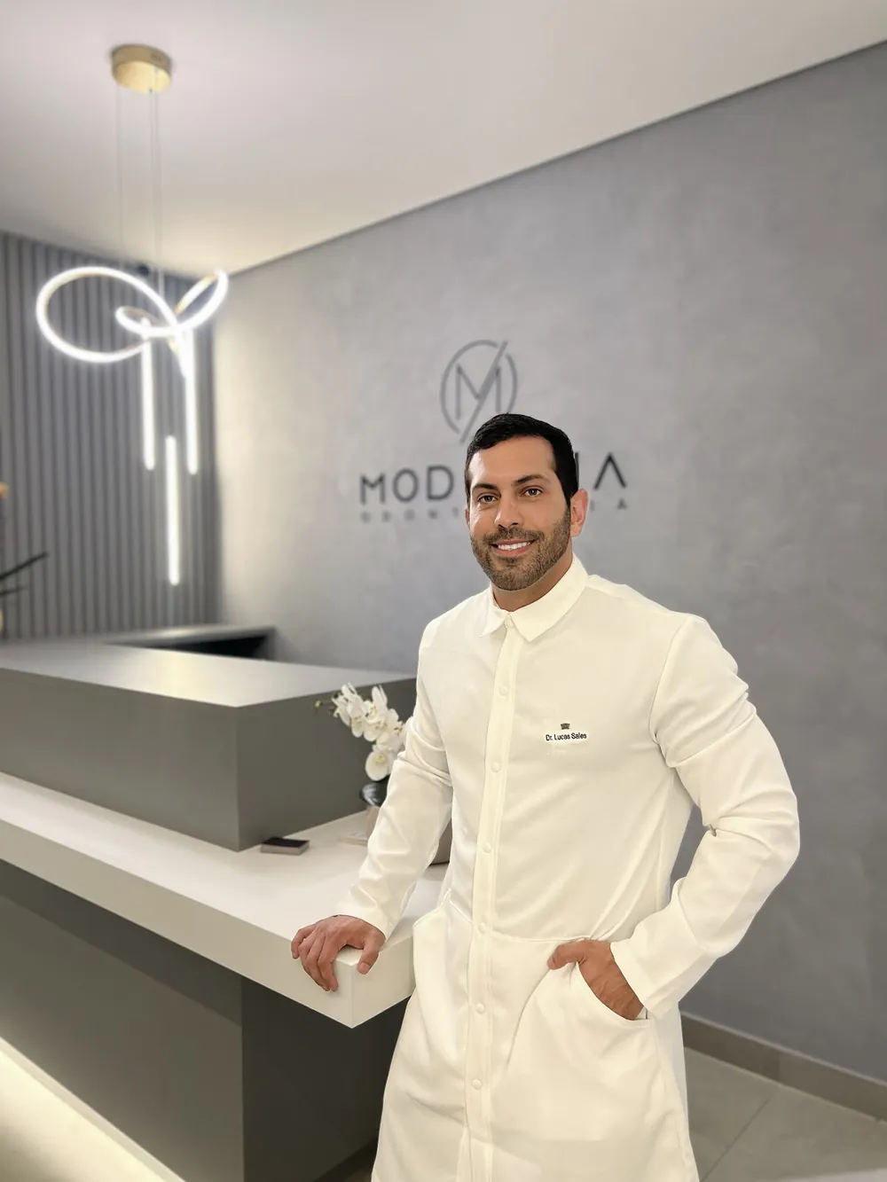 Dr. Lucas Sales, da Moderna Odontologia, na recepção da clínica